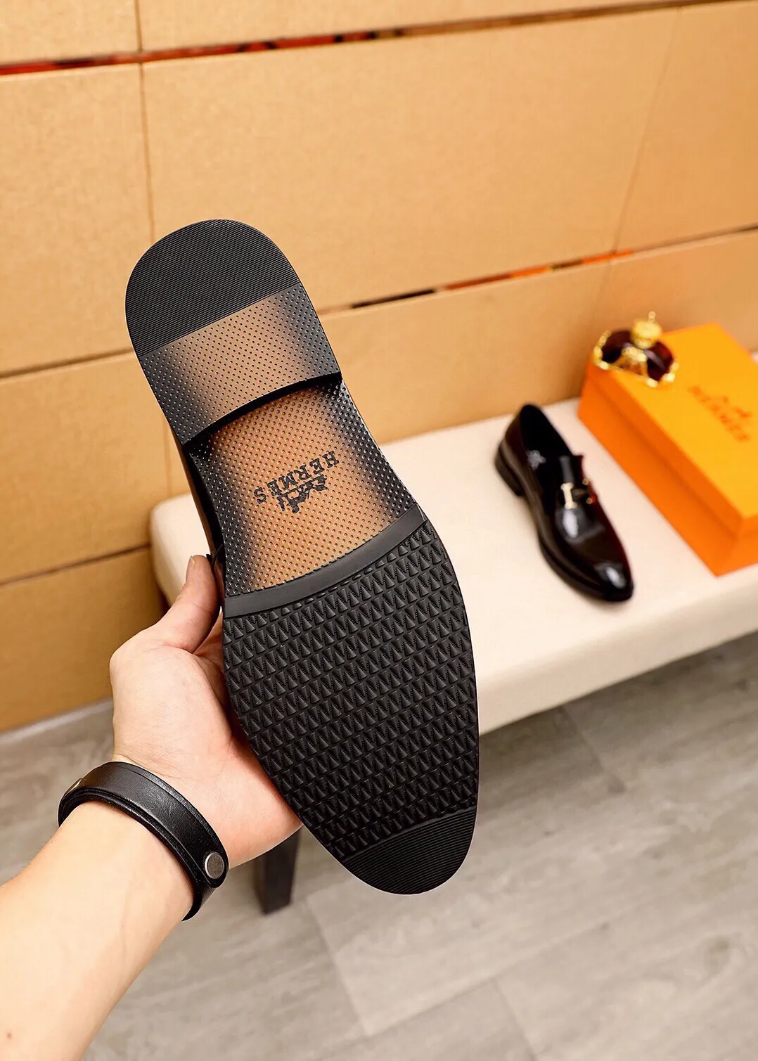 Men's shoes 💰460 💐 Product trademark: HERMES "Hermès" casual leather shoes Regular size: 38-44 (45🉑️customized) Product materials: Selected imported first-layer open edge bead upper + classic hardware buckle, imported water-dyed 🐂 cowhide lining. Strong three-dimensional visual effect, combined outsole Color: 2⃣️colors available